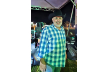 Arley Pereira, nosso coordenador, cuidando com dedicação dos leilões de leite.